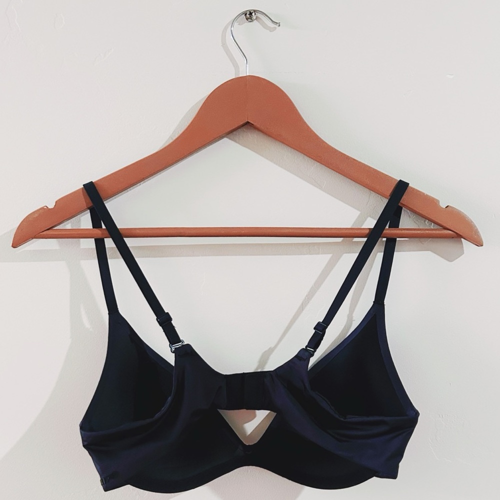 skims | wireless form push-up plunge bra in onyx ↷ - Picture 7 of 16
